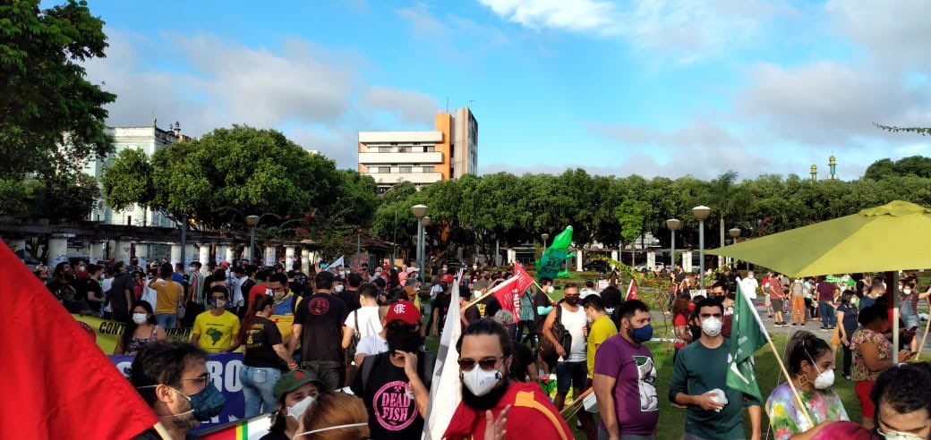 Manifestantes enfrentam frio contra governo Bolsonaro em Manaus
