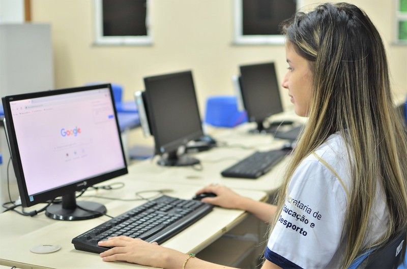 Estudantes podem usar internet e computadores das escolas estaduais para inscrições do Enem