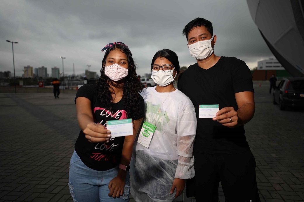 Técnica de enfermagem vacina marido e irmã no mutirão em Manaus
