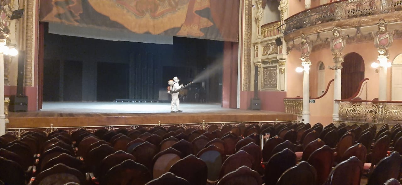 Teatro Amazonas recebe serviço de sanitização antes da reabertura para público