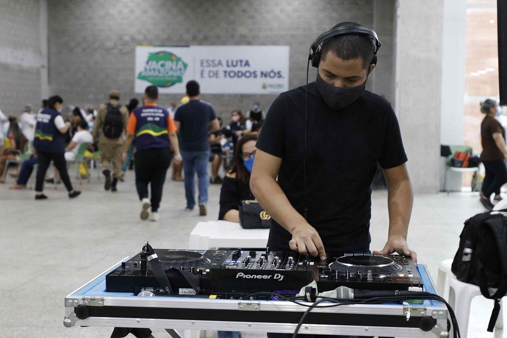 DJ anima abertura do mutirão de vacinação em Manaus