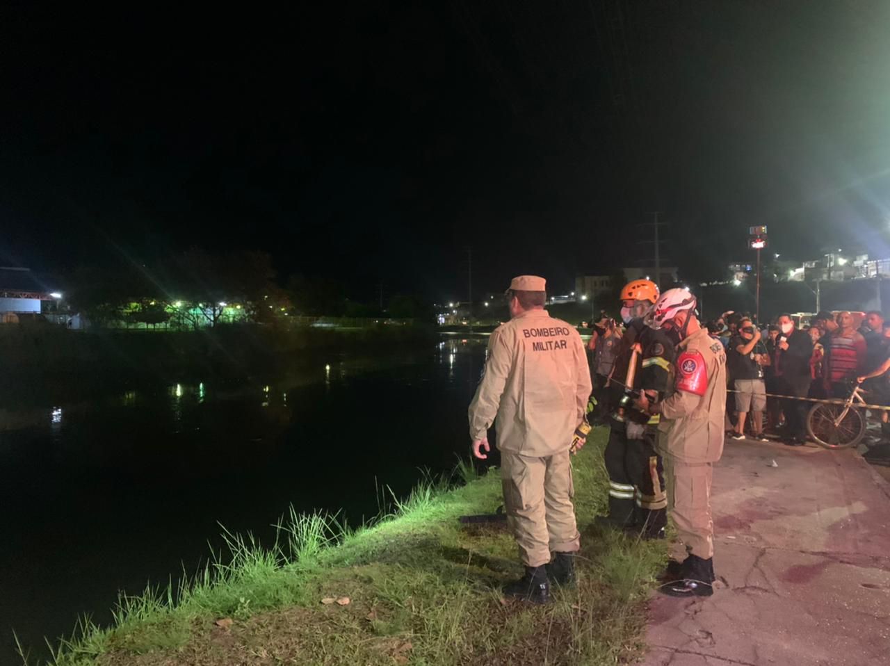 Jovens desaparecem após caírem no igarapé da avenida Brasil