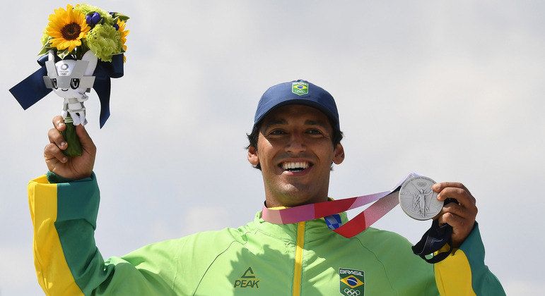 Brasil leva 1ª medalha com Kelvin Hoefler no skate