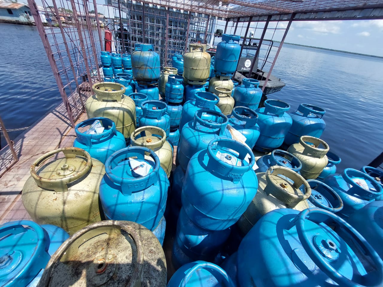 Botijas de gás e combustíveis são apreendidos em balsa no AM