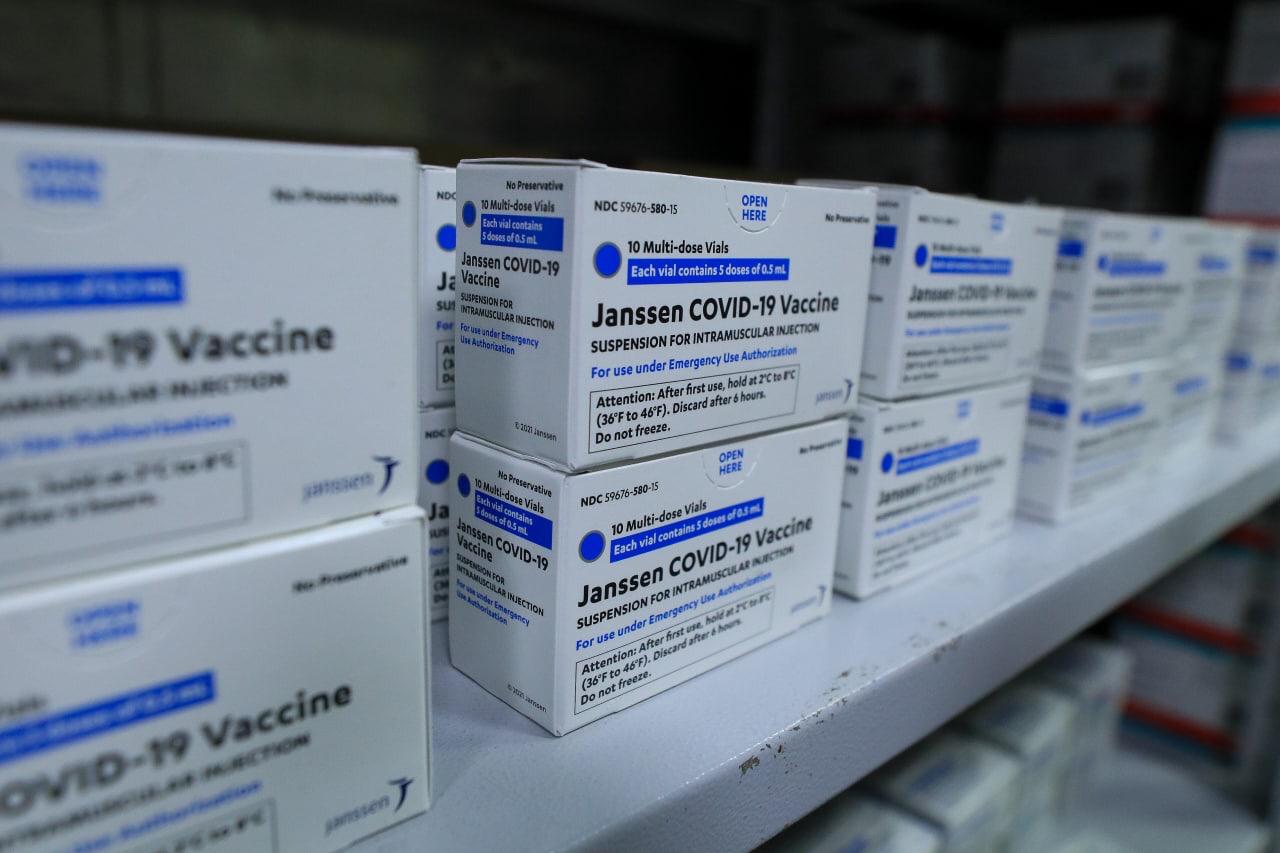 Manaus recebe 37 mil doses da vacina da Janssen doadas pelos EUA