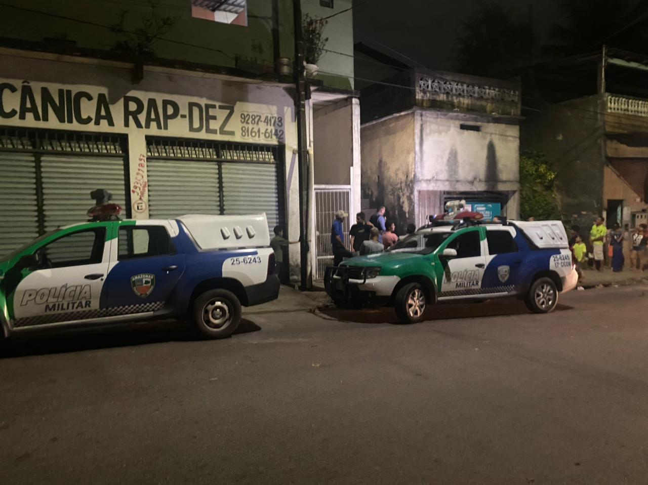 Homem surta e esfaqueia os próprios pais no Redenção