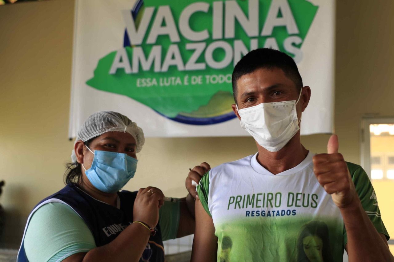 Homem toma 1ª dose da vacina após recusar imunização contra Covid no Amazonas