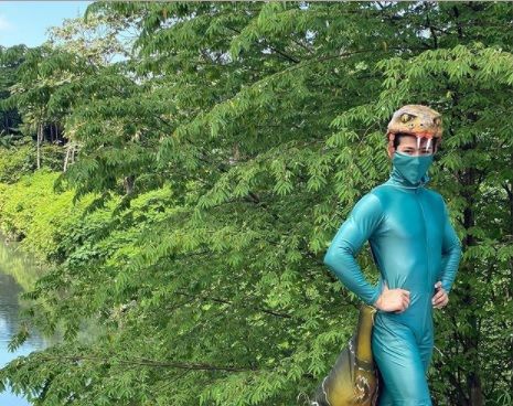 Fantasiado de cobra, parintinense viraliza ao se vacinar contra Covid-19