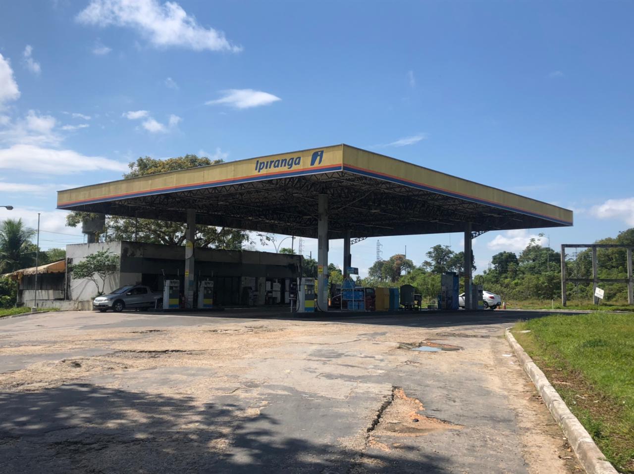 Criminosos rendem frentistas e explodem cofre de posto no AM