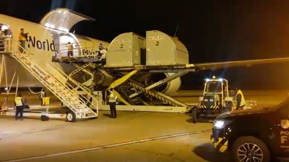 Novo lote com mais de 900 mil doses de vacinas da Pfizer chega ao Brasil