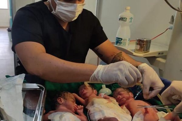 Grávida de gêmeos descobre 3º bebê durante parto no Amazonas