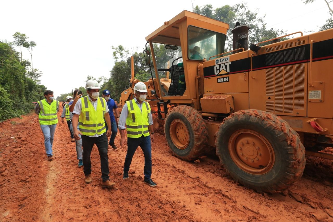 Wilson vistoria obra de pavimentação de ramais em Iranduba