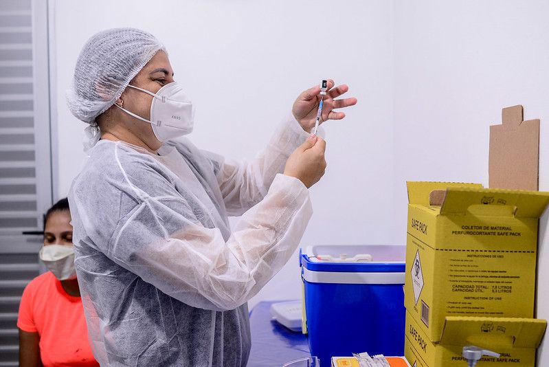 FVS vai trocar 120 carteiras de vacinação com data errada em Manaus