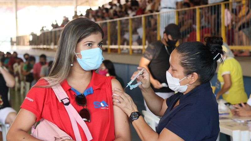 Trabalhadores da Educação de Manaus recebem segunda dose contra a Covid-19