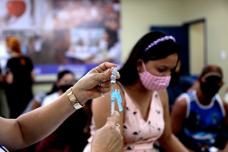 Vacinação contra a Covid-19 segue neste sábado com 13 pontos em Manaus