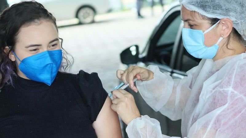 Adolescentes serão vacinados em 44 pontos nesta sexta-feira em Manaus