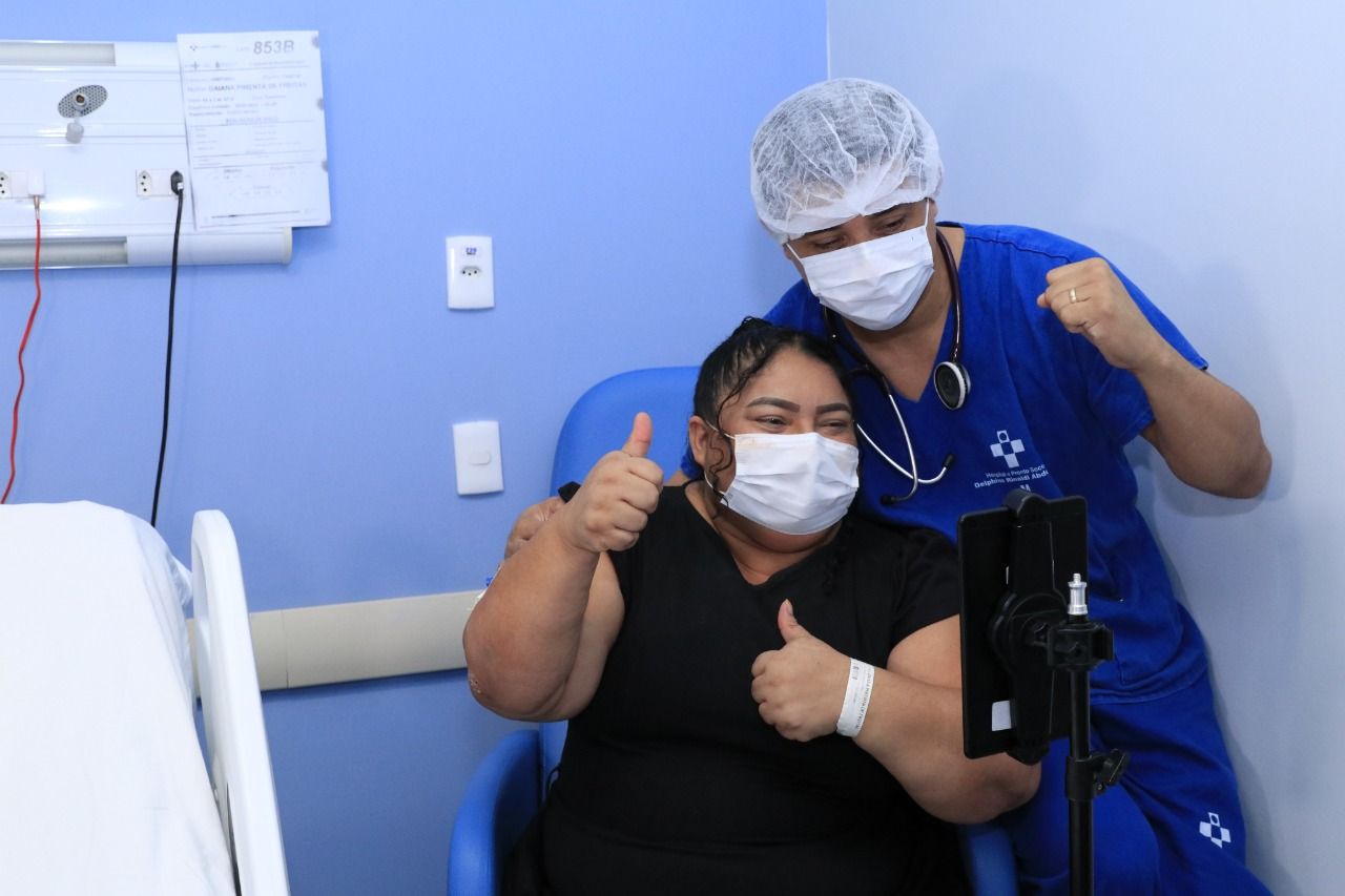 Internada com Covid-19, paciente cola grau no Hospital Delphina Aziz