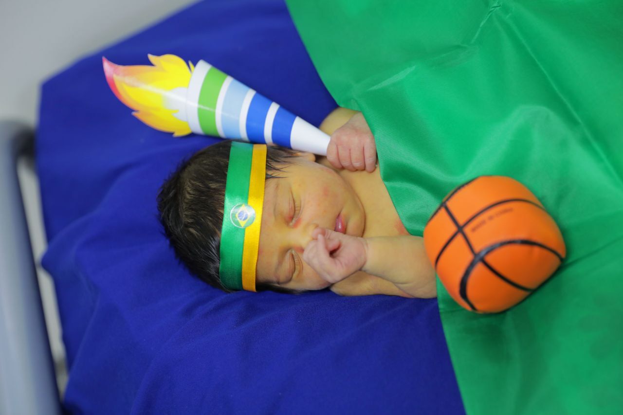 Maternidade faz ensaio fotográfico de recém-nascidos com o tema Olimpíadas