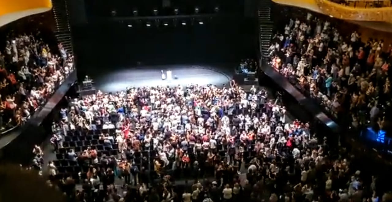 Multidão grita “Fora Bolsonaro” no show de Caetano Veloso em Paris; veja vídeo