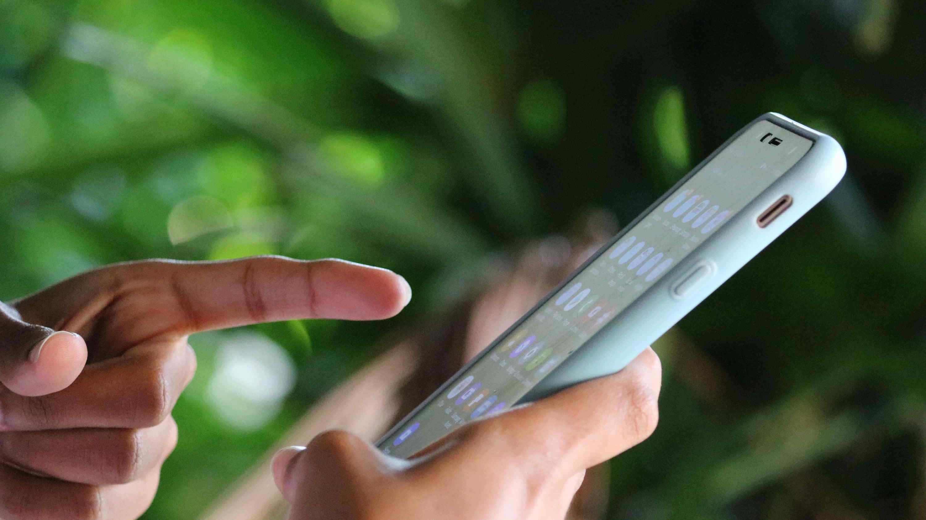 Dados bancários e pessoais no celular trazem riscos aos usuários, alerta DERCC