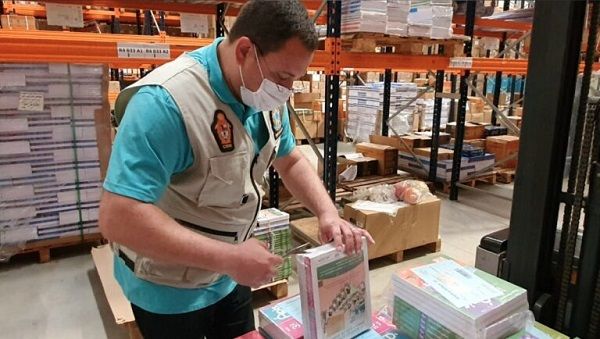 Vereador evangélico fiscaliza livros da rede municipal na ‘caça’ por conteúdos de ‘doutrinação’