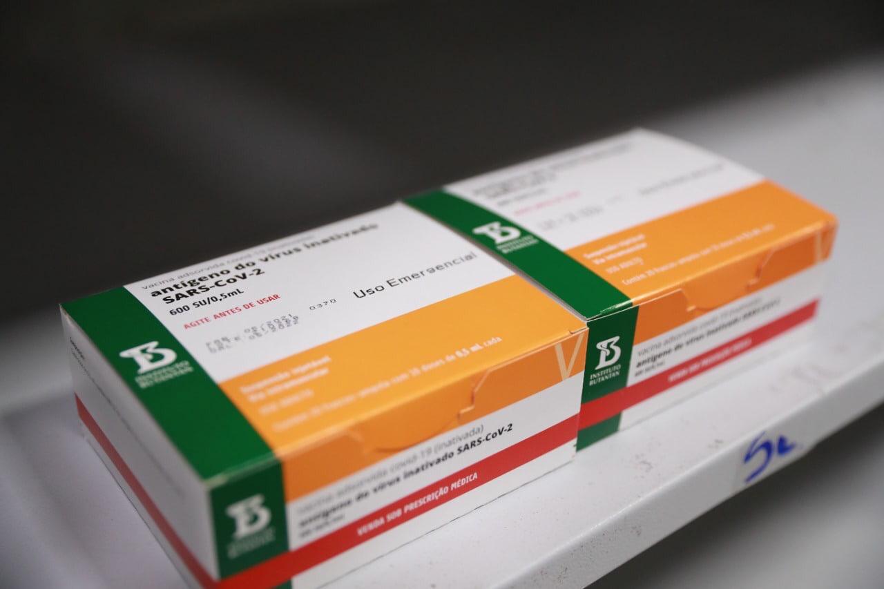 Amazonas recebe 21 mil doses de vacina da CoronaVac