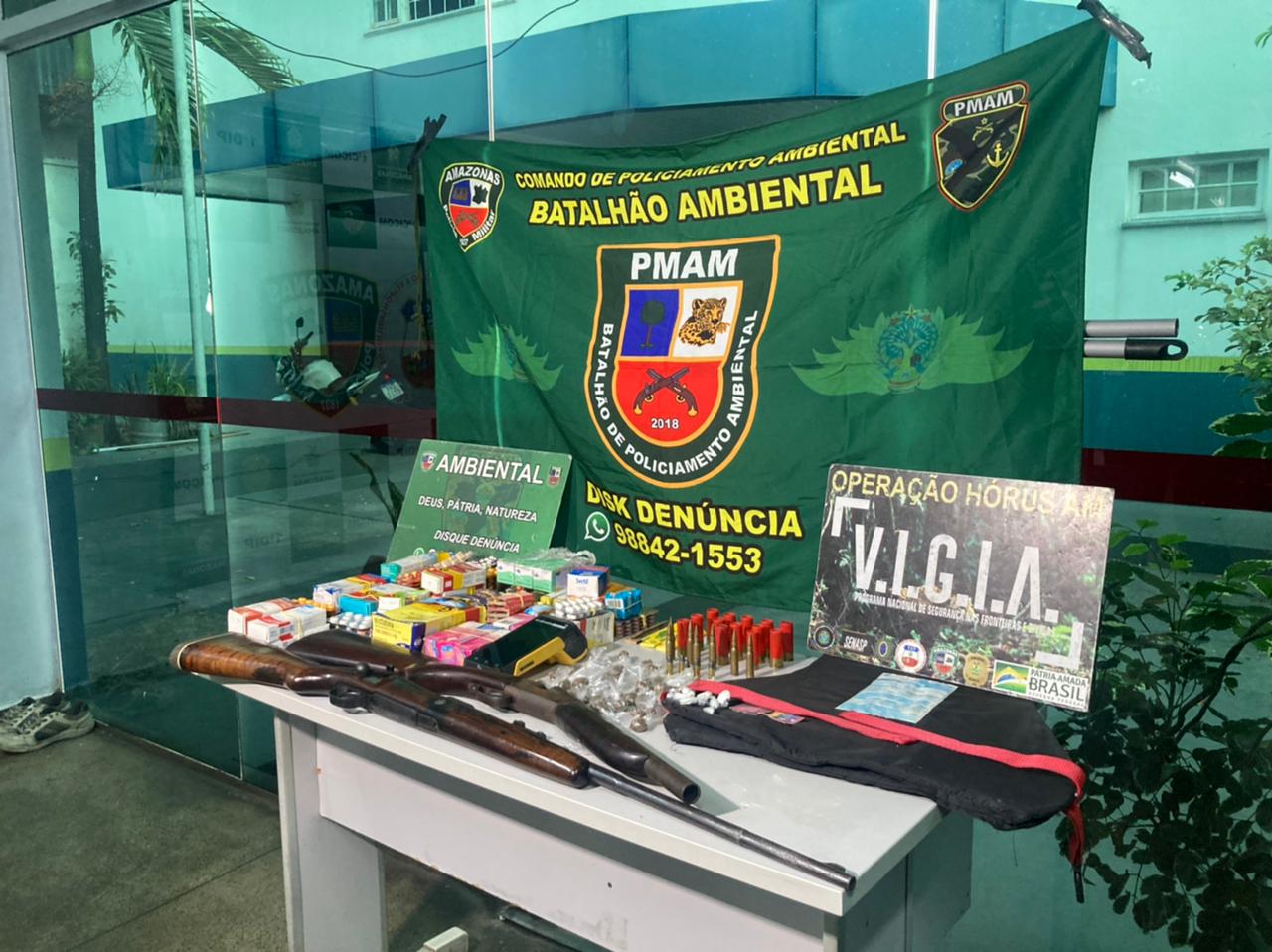 Polícia prende homem com fuzil, munições e drogas na zona Sul