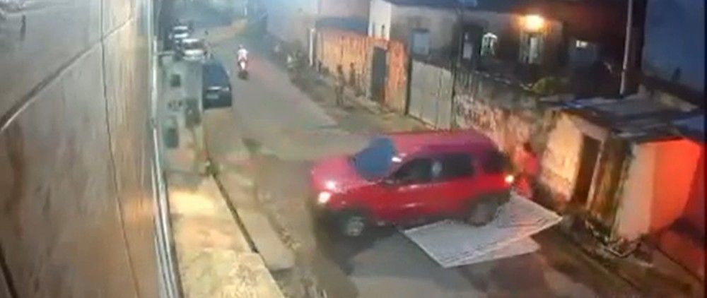 Adolescente pega carro escondido e atropela crianças em Manaus