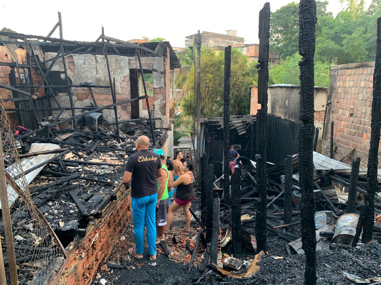 Incêndio destrói sete casas na zona Sul de Manaus