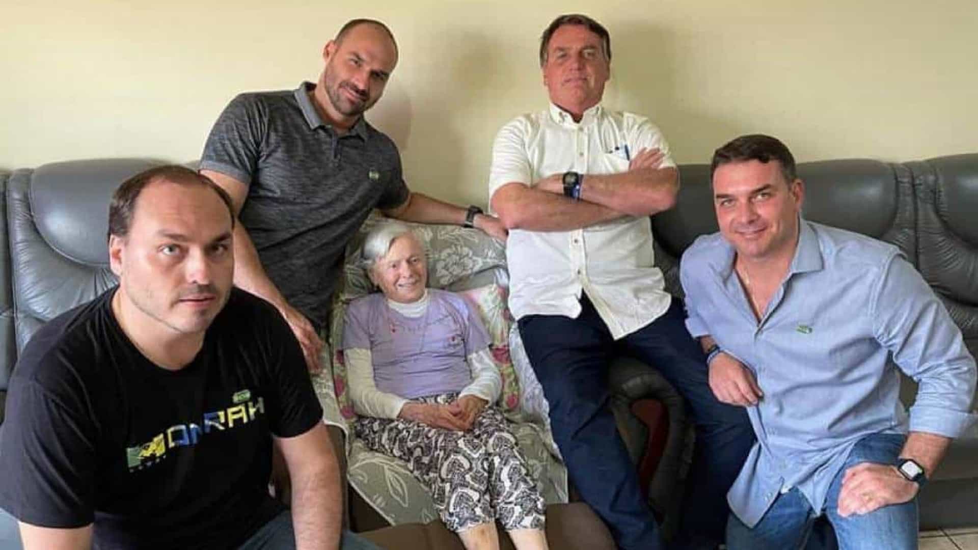 Sem máscara, Bolsonaro posa ao lado da mãe de 94 anos