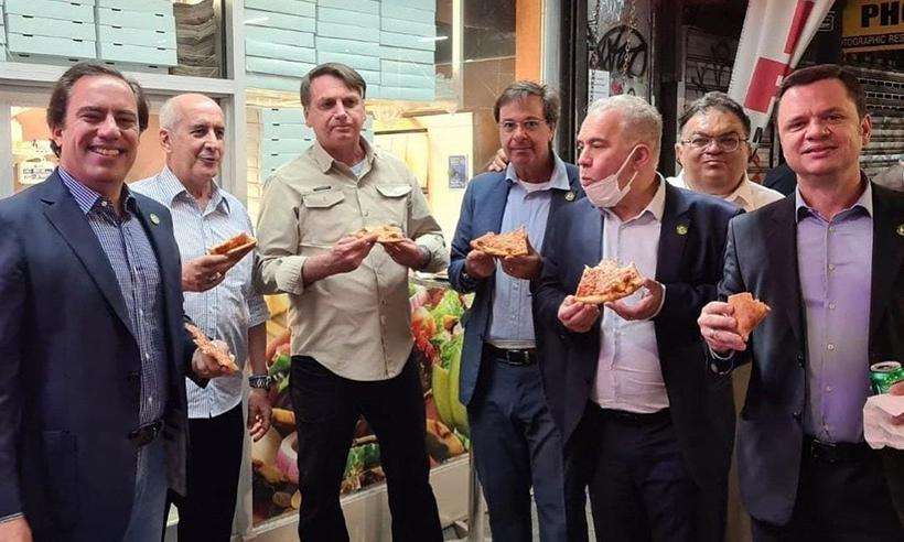Por não se vacinar, Bolsonaro come pizza em pé e na rua nos EUA