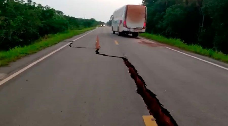 Rachaduras na BR-319 deixam transporte na via em risco