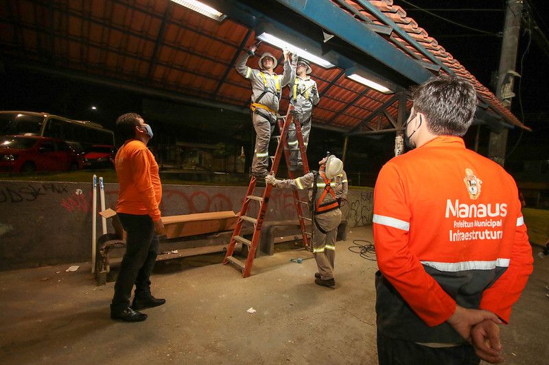 Lâmpadas de LED são instaladas em pontos de ônibus