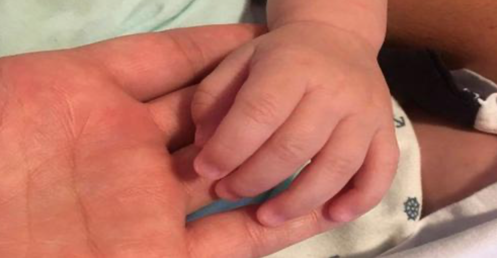 Bebê de nove meses é baleado nos braços do pai durante tiroteio