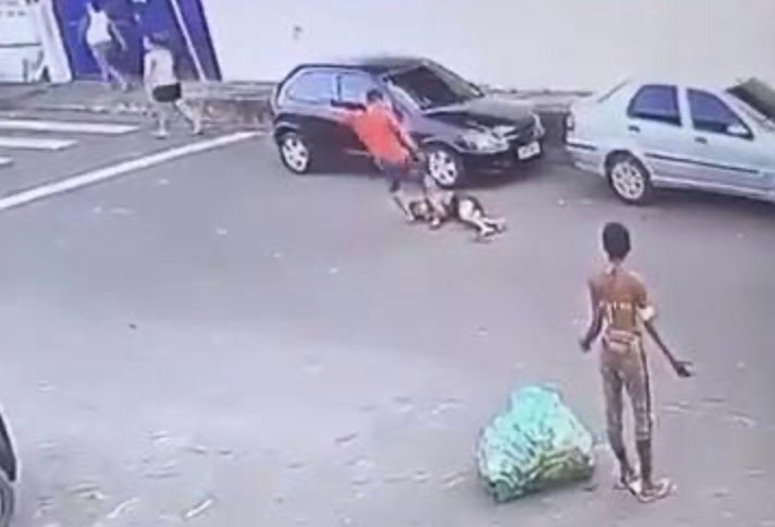 Câmera flagra homem espancando mulher em rua de Manaus