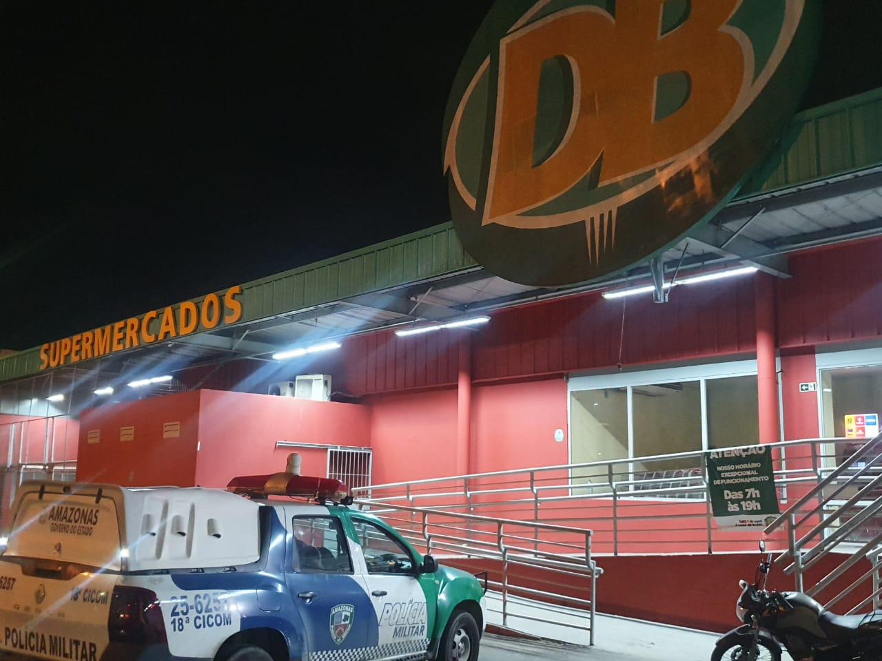 Bandidos armados fazem arrastão no Supermercado DB do Manoa, em Manaus