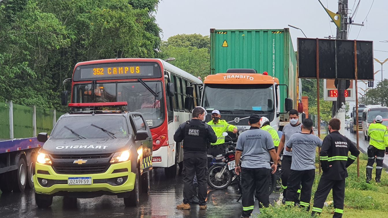 Operação conjunta remove caminhões e carretas no Japiim