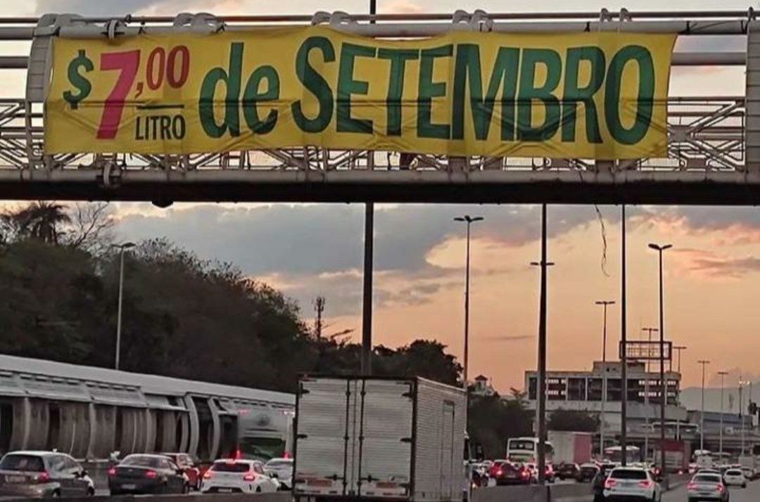 Gasolina a R$ 7 vira trocadilho com 7 de setembro em faixas