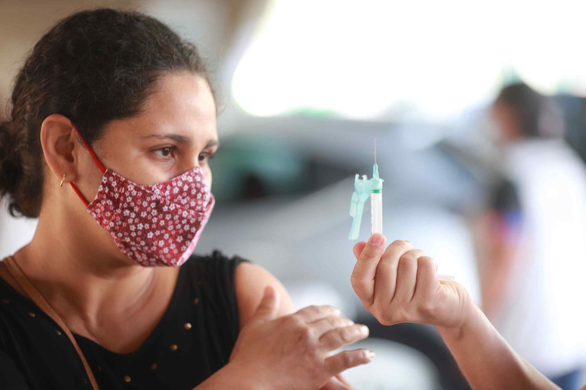 Mais de 9 mil doses foram aplicadas na primeiras horas de mutirão