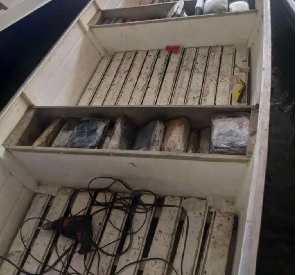PM apreende 82 quilos de drogas escondidos dentro de bote em Maraã