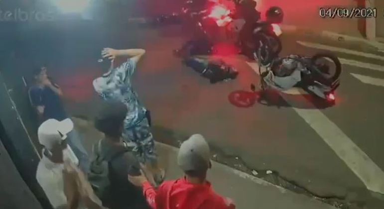 Colisão brutal mata motoqueiro fugitivo; veja a cena