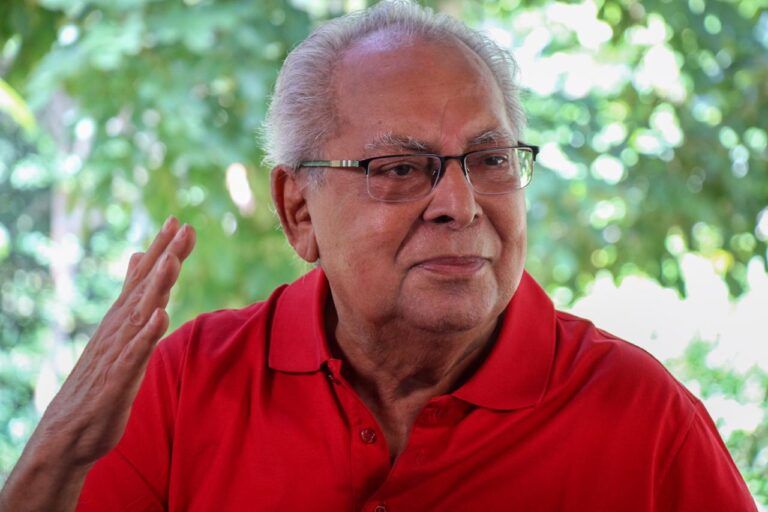 Amazonino Mendes segue sem partido; filiação sai neste mês