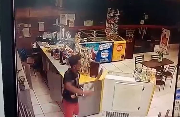 Descontrolado, homem invade loja com terçado e ataca funcionários em Manaus