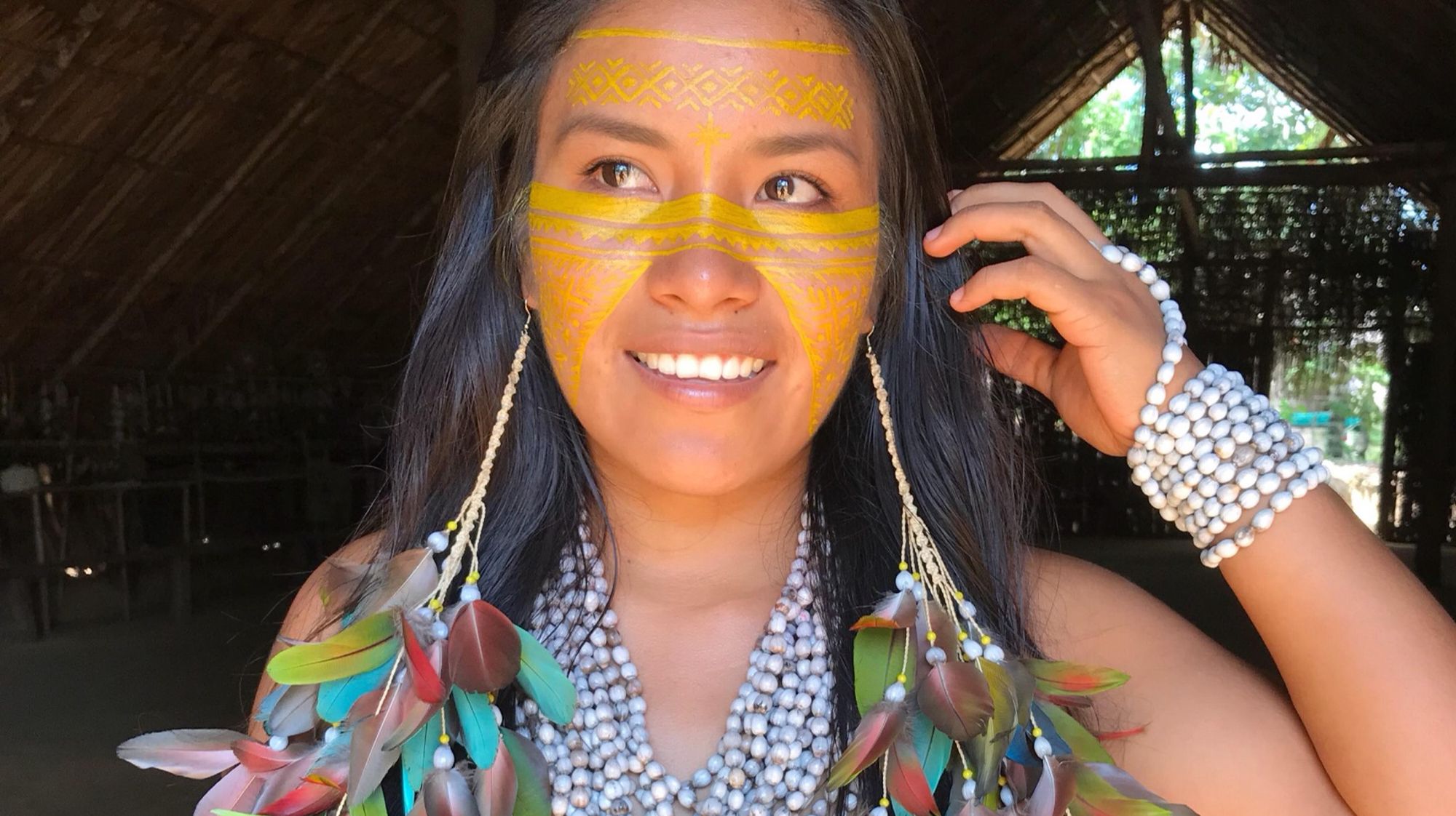 Garota indígena do Amazonas viraliza no TikTok ao mostrar rotina na aldeia