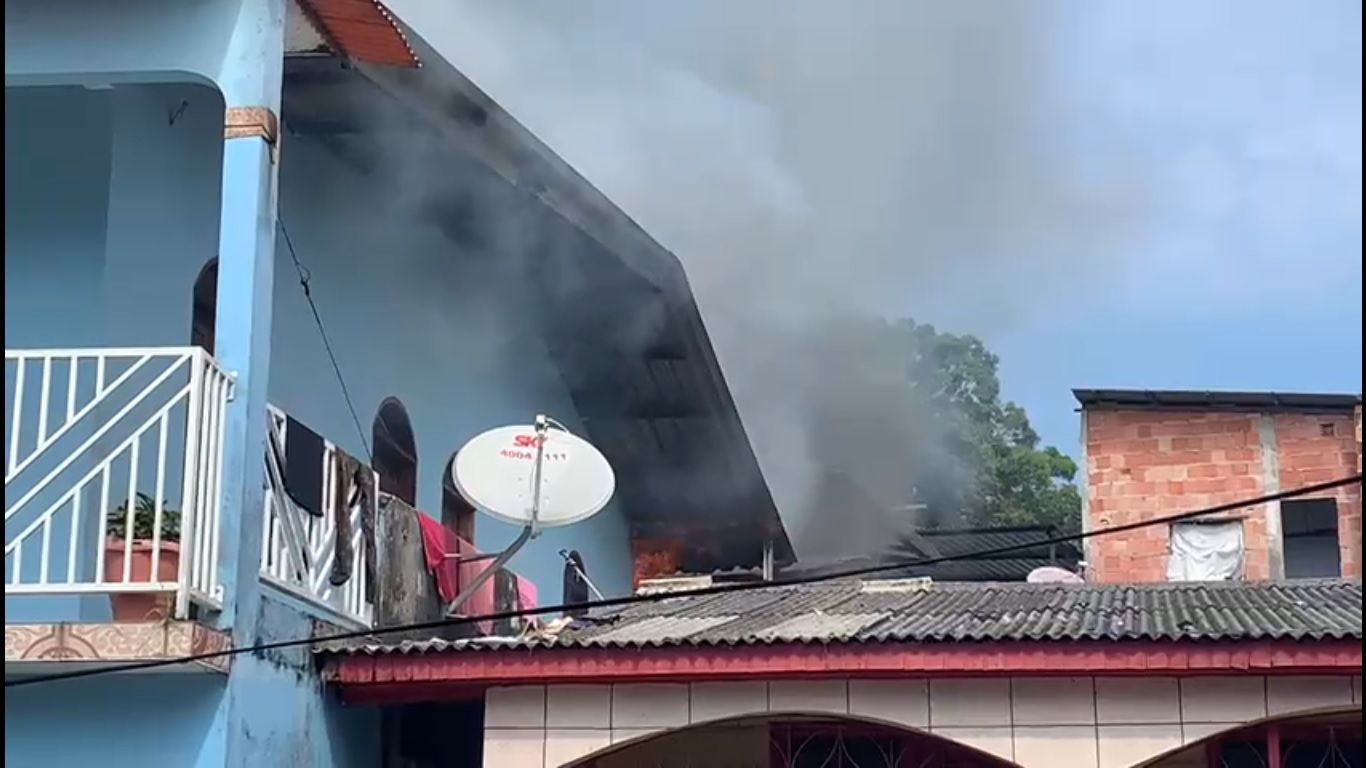 Carregador de celular pega fogo e incendeia casa em Manaus