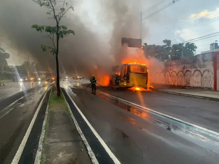 Ônibus articulado da Global Green pega fogo em Manaus; veja o vídeo