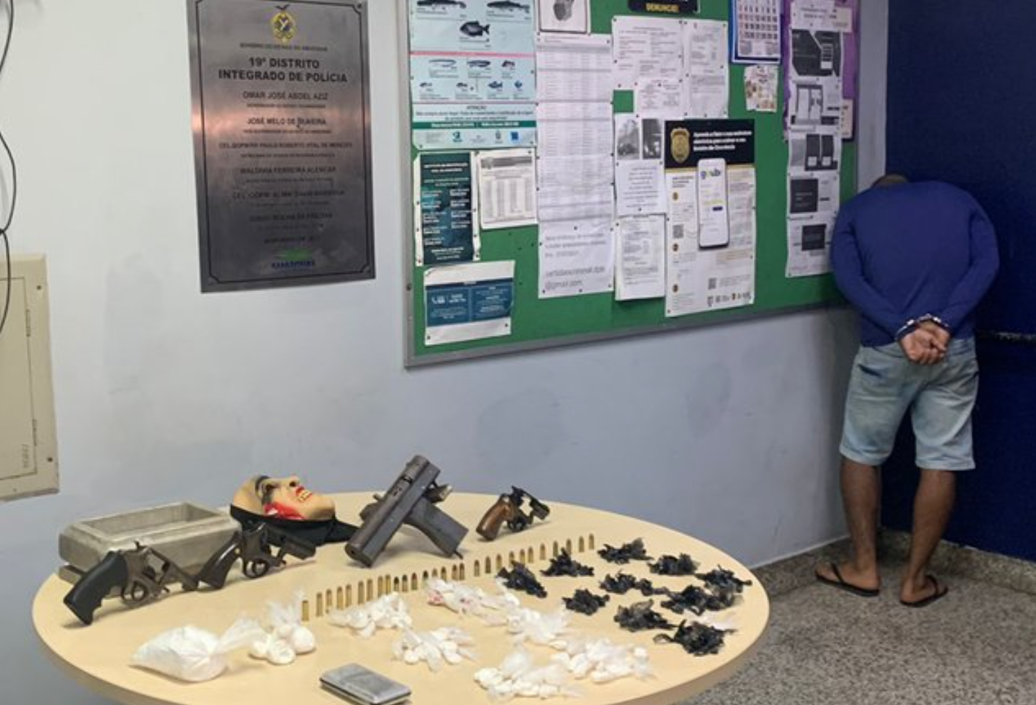 Homem é preso com arsenal e drogas na zona Oeste