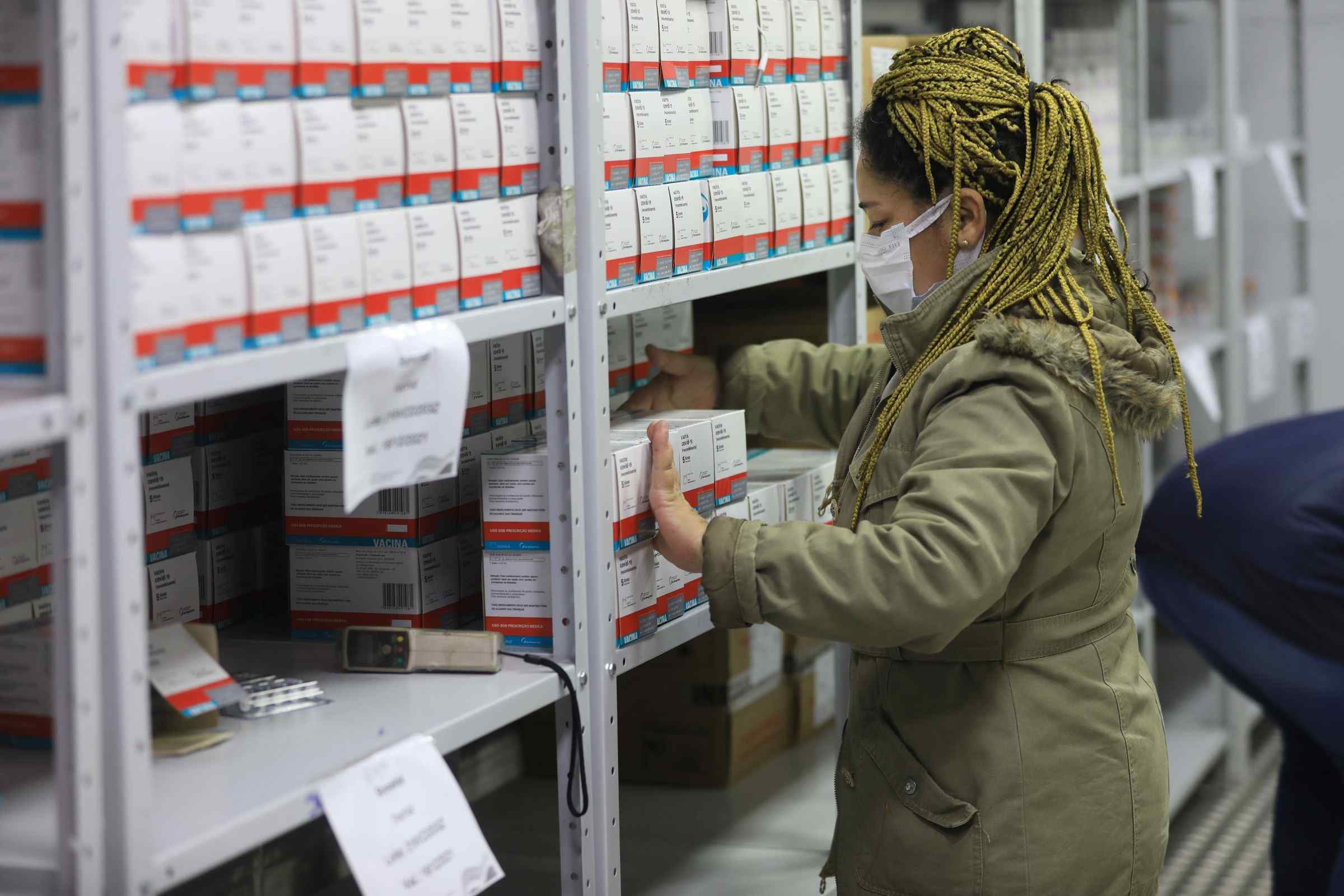 Amazonas recebe mais 108,8 mil doses da vacina contra Covid-19