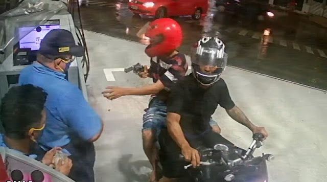 Assaltantes em moto abordam frentista e levam renda de posto em Manaus