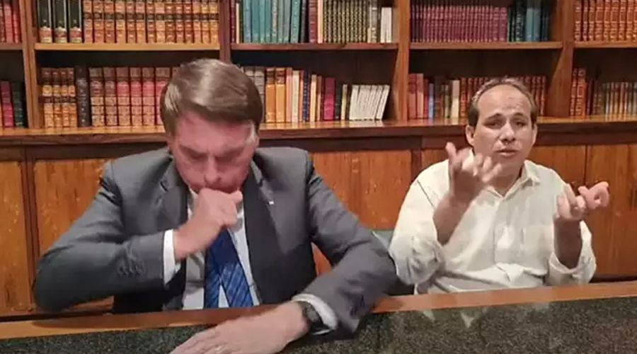Bolsonaro tem crise e tosse nove vezes durante transmissão ao vivo